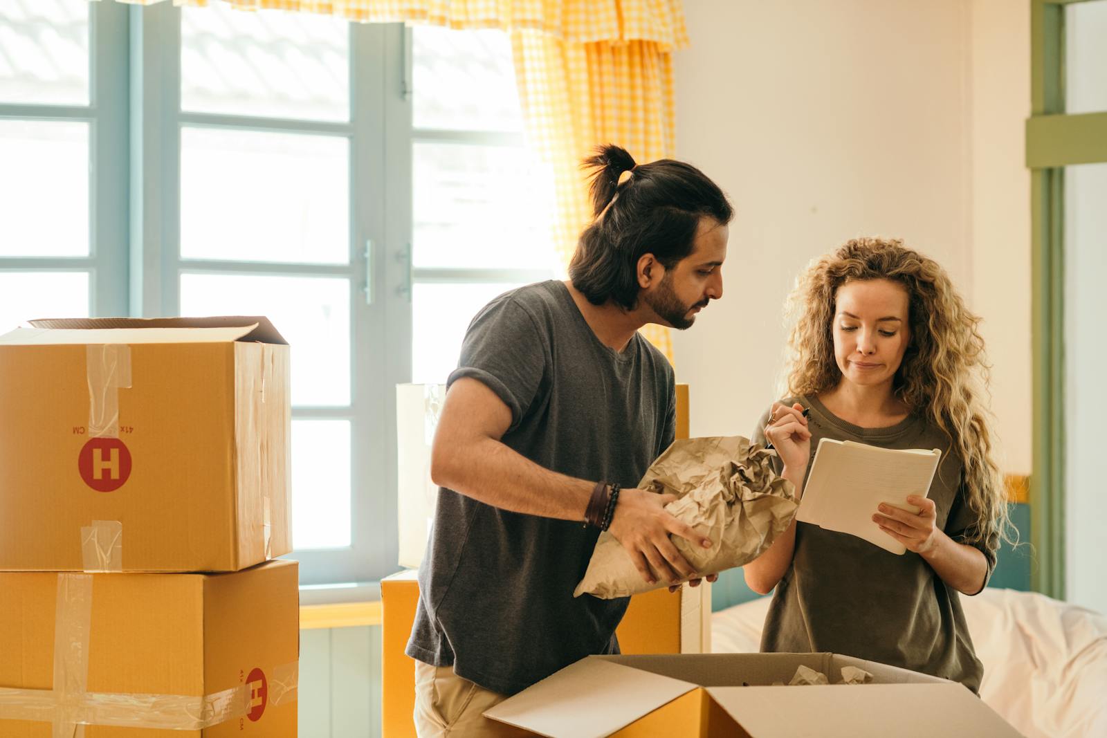 Paar plant den Umzug in der neuen Wohnung