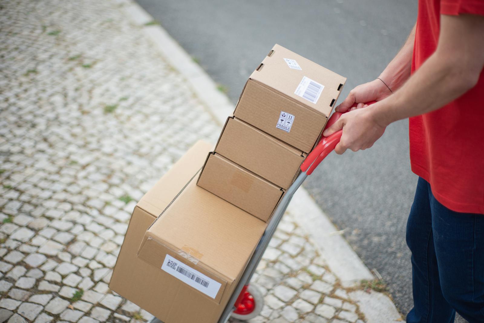 Umzugshelfer liefert Kartons an die neue Adresse